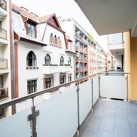 Vig Apartment - With Private Parking Budapest Exteriör bild