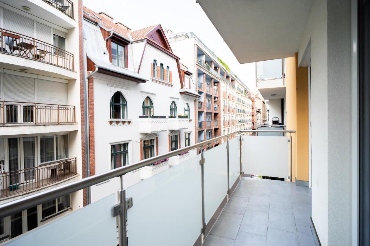 Vig Apartment - With Private Parking Budapest Exteriör bild